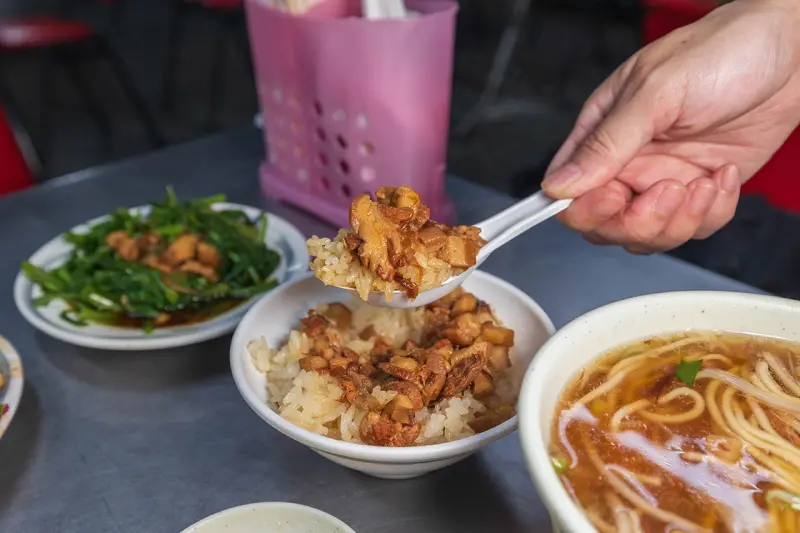 幸福麵館｜超便宜嘉義美食推薦，激推必吃秘醬滷味、特製麵條、比臉大雞排，2025嘉義人氣小吃推薦，太保宵夜美食推薦