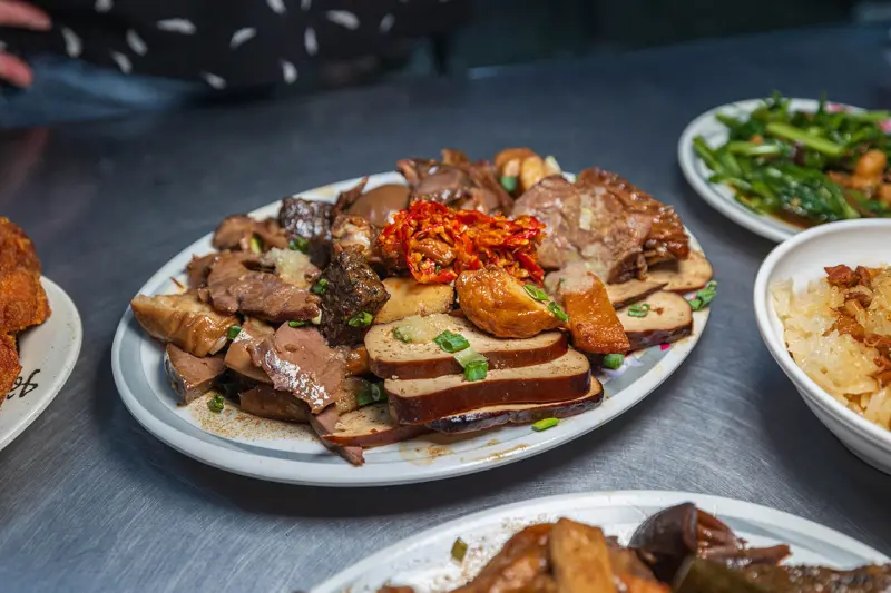 幸福麵館｜超便宜嘉義美食推薦，激推必吃秘醬滷味、特製麵條、比臉大雞排，2025嘉義人氣小吃推薦，太保宵夜美食推薦
