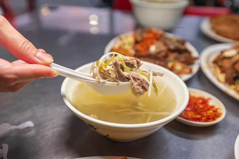 幸福麵館｜超便宜嘉義美食推薦，激推必吃秘醬滷味、特製麵條、比臉大雞排，2025嘉義人氣小吃推薦，太保宵夜美食推薦