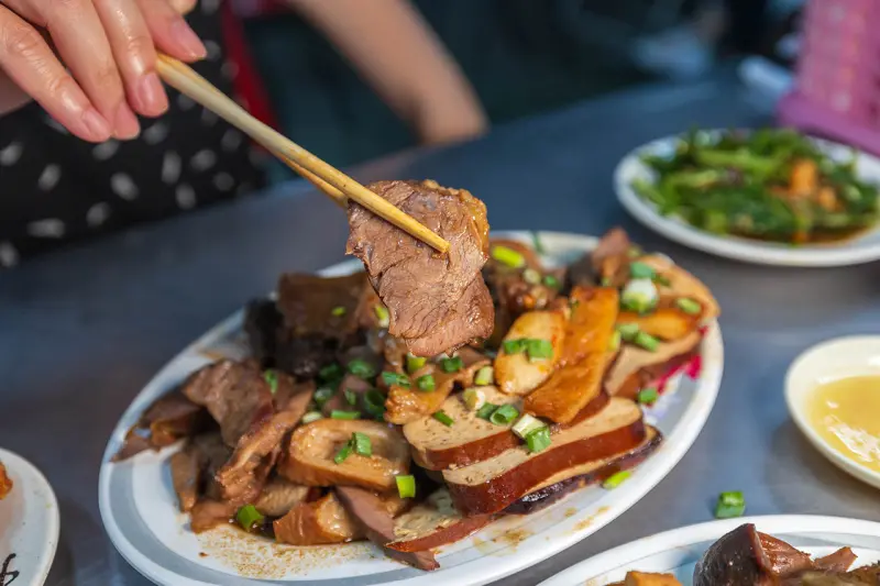 幸福麵館｜超便宜嘉義美食推薦，激推必吃秘醬滷味、特製麵條、比臉大雞排，2025嘉義人氣小吃推薦，太保宵夜美食推薦