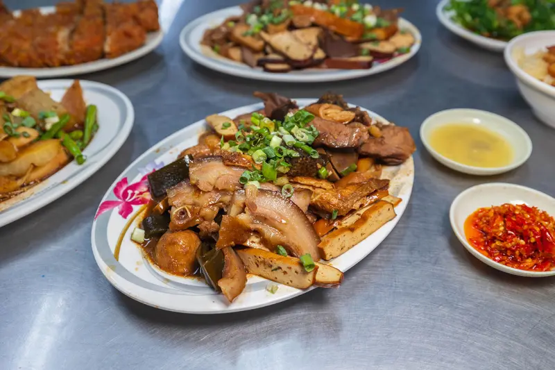 幸福麵館｜超便宜嘉義美食推薦，激推必吃秘醬滷味、特製麵條、比臉大雞排，2025嘉義人氣小吃推薦，太保宵夜美食推薦