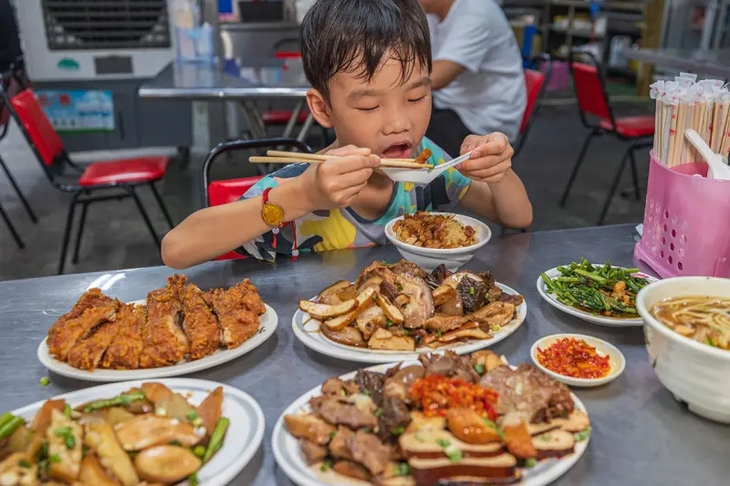 幸福麵館｜超便宜嘉義美食推薦，激推必吃秘醬滷味、特製麵條、比臉大雞排，2025嘉義人氣小吃推薦，太保宵夜美食推薦