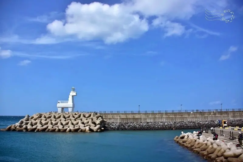 梨湖紅白馬燈塔