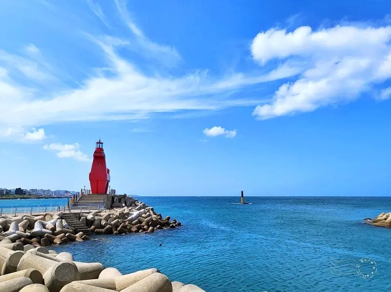 梨湖紅白馬燈塔