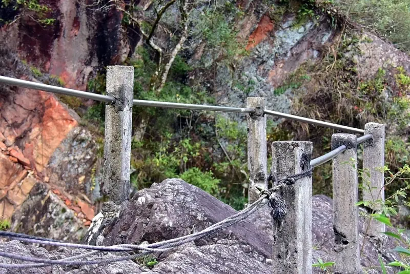 【猴洞坑瀑布】護欄