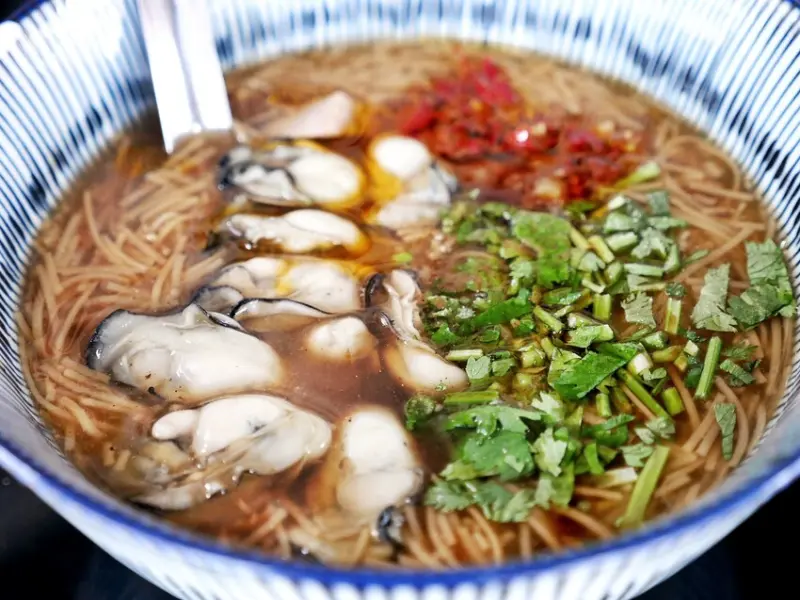 到台南吃海鮮，除了海鮮粥，舖上肥美蚵仔的麵線似乎也不賴