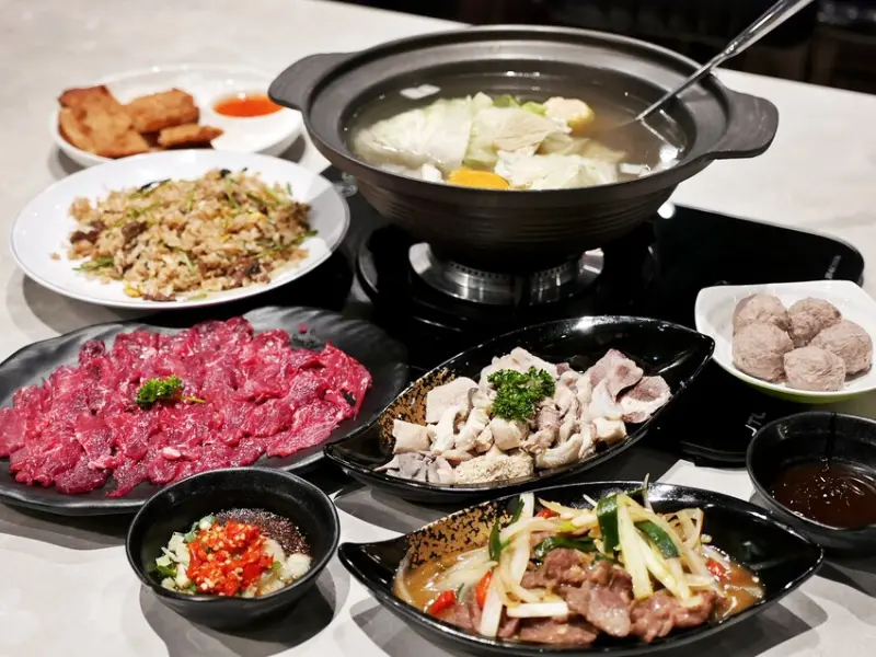 結合手路熱炒的溫體牛火鍋，逆紋手切肉隨便涮幾下就好鮮甜