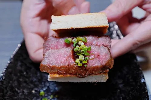 基隆市信義區賞鮨手作料理店 1580元套餐享受龍蝦、和牛、海膽等13道料理，基隆高CP值日本料理聚餐首選！