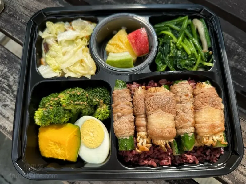 健康餐盒，主菜牛豬雞魚任你挑，美味又營養，另有提供會議便當、客製化餐盒