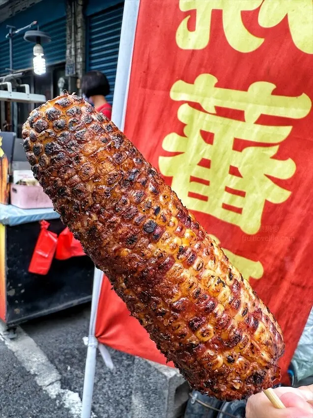 市場附近的在地古早味碳烤玉米，從早上開始營業到下午