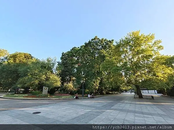 走逛索菲亞凱悅飯店周邊建築與公園