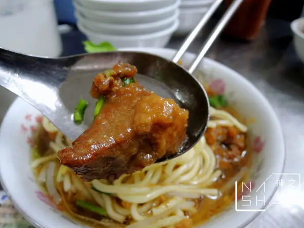 [台中食記] Nash 吃 豐原廟東排隊名店 清水排骨麵店