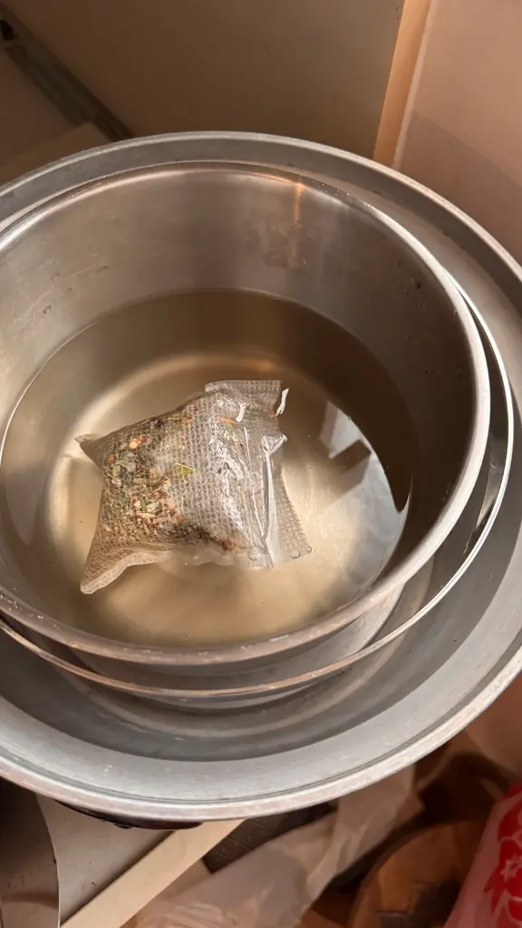 肥油掰掰茶 茶包下鍋前特寫|先以熱水略沖