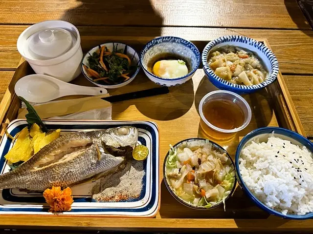 2025在地海味與文青風格的交會，二漁咖啡-鮮魚定食、中興文