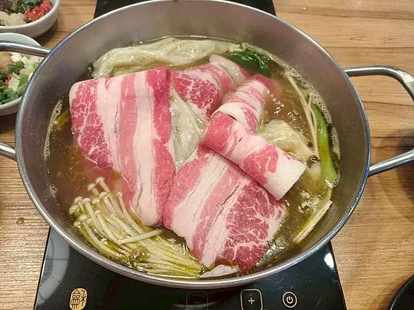 “三重國小捷運站鍋物美食推薦-海牧鍋物”吃飽喝足的海鮮漁夫鍋