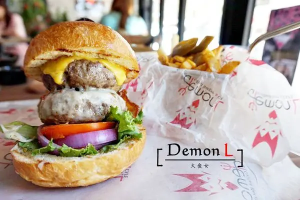 [食記] 如惡魔般邪惡的美式料理 ❖DemonL美式餐廳☪ 惡魔之懲漢堡吃了真的很罪惡啊! 沙拉,三明治,漢堡,義大利麵,排餐,調酒,啤酒這裡通通有! 信義區美式/市政府美式/台北美式/台北運動酒吧/