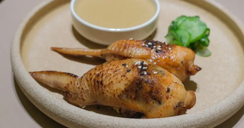 黑白大廚素食生魚片！嵩sung聯名林熙元主廚6大料理，魷魚泡菜冷麵必吃。