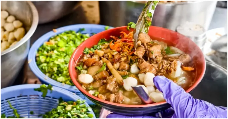 隱藏版屏東萬丹美食！社皮飯湯 在地人也狂排的飯湯老店，滿滿配料吃好吃滿。