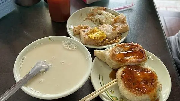 萬里必吃早餐【萬里豆漿伯】重新回歸登場/招牌必點超厚粉漿蛋餅和水煎包/在地人推薦當地美食/銅板價就能吃到美味早餐