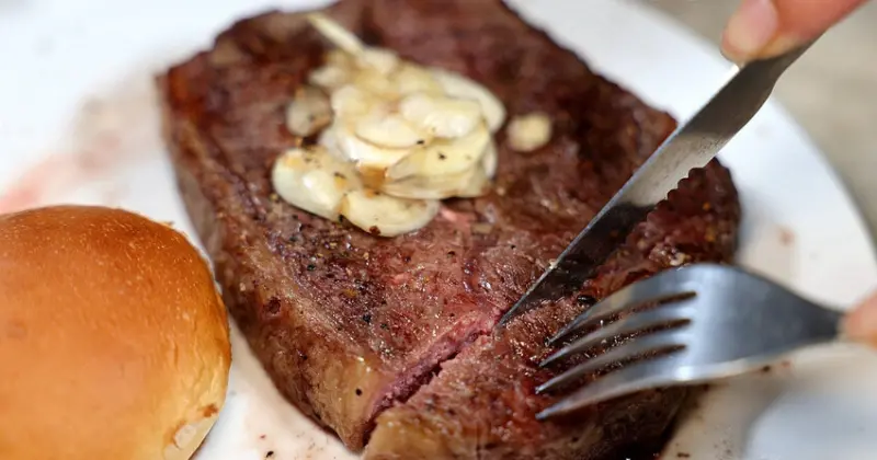 好吃好吃2號店，公館學生最愛，真材實料牛排、麻辣鴨血咖哩飯吃到飽