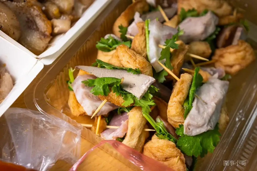 宜蘭傳統小吃推薦-復元行季節限定一串心！口味多樣搭配特製沾醬好吃到停不下來啦，美味的大腸包香腸加蘋果泡菜也讓人口水直流。 @圍事小哥的幸福相框