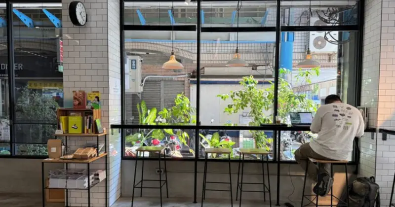 台中不限時咖啡館！Fleet Street艦隊街咖啡結合獨立書店，台中火車站旁。