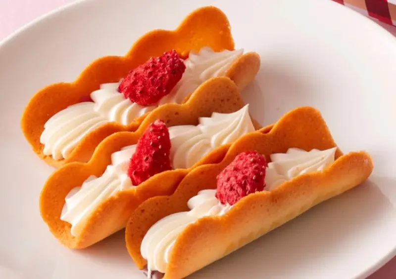 博多車站售完沒關係！福岡必買伴手禮 AMANBERRY 機場也能買到，草莓奶油夾心餅乾必買。