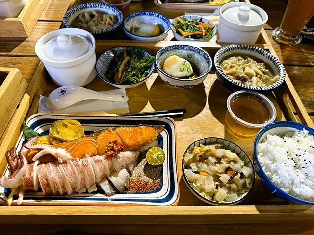 2025在地海味與文青風格的交會，二漁咖啡-鮮魚定食、中興文