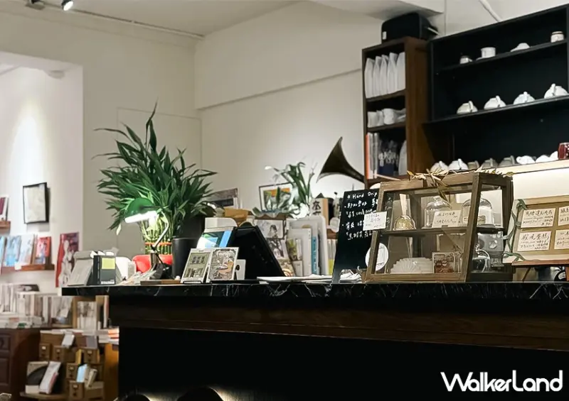 中山站深夜咖啡廳推薦！奎府聚書店 營業到晚上10點，超美復古獨立書店必拍。