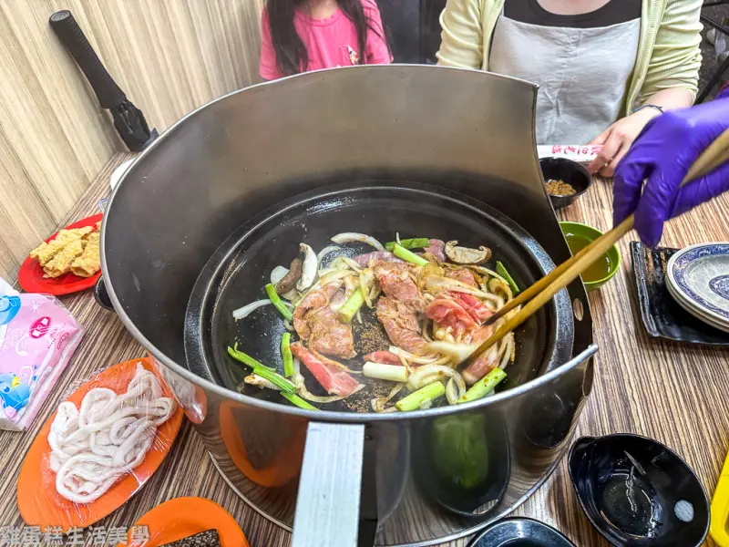 【台北食記】雅香石頭火鍋(西門總店) - 1976年創立近50年老店，爆炒鍋底吃起來超香