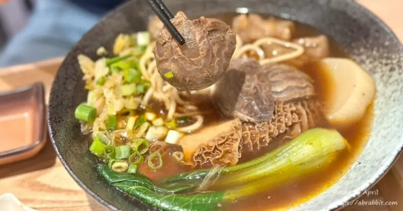 台中牛肉麵新開店！犇鼎軒牛肉麵 手工牛肉麵，學生證享9折。