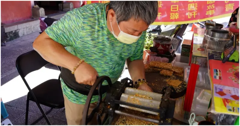 台南祀典武廟拜月老必買！土豆伯府城花生糖 70年古早味花生糖，傳統工法現點現做。