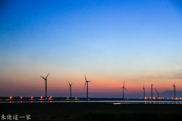 【台中景點】高美溼地。野生動物保護區的潮間帶,戲水抓螃蟹賞夕陽
