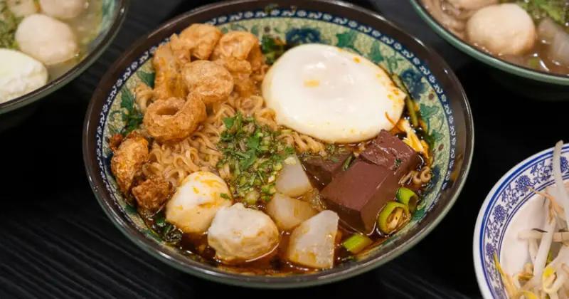 一中街美食必吃！ 阿瑞ma泰國55船麵百元泰國船麵，特色火山排骨秒飛泰國。