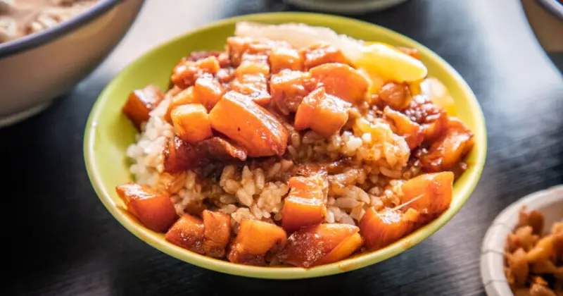 三重滷肉飯必吃！滷好記豬腳飯三重人激推，南部口味滷肉、Q彈腿庫飯超值。