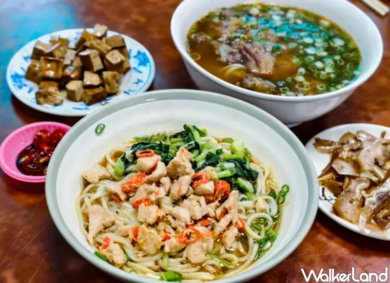 高雄拉麵推薦！姚家蘭州拉麵隱身新興區巷弄，30年真功夫手工現拉麵必吃雪菜辣雞麵。