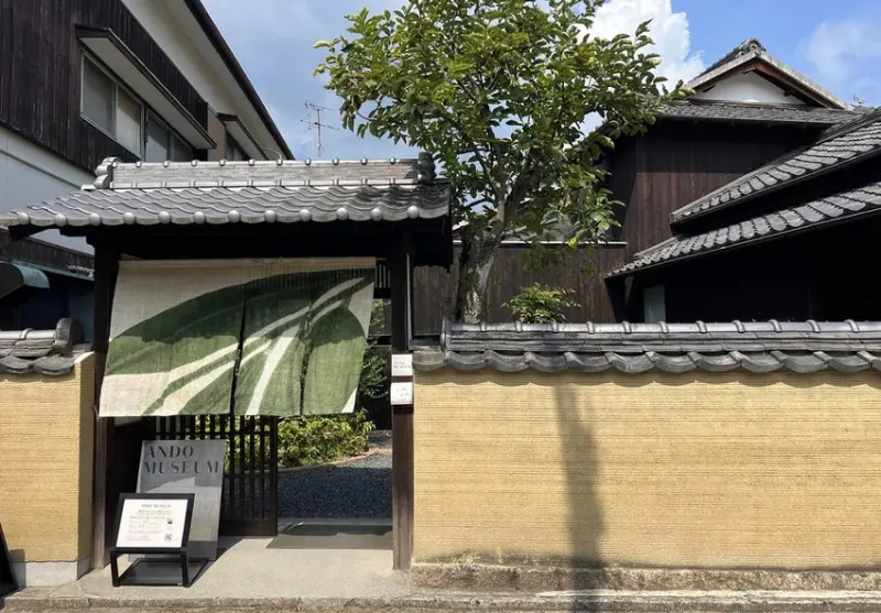 從瀨戶內海直島的一棟百年町家「安藤忠雄博物館」，正式揭開安藤忠雄的建築宇宙。