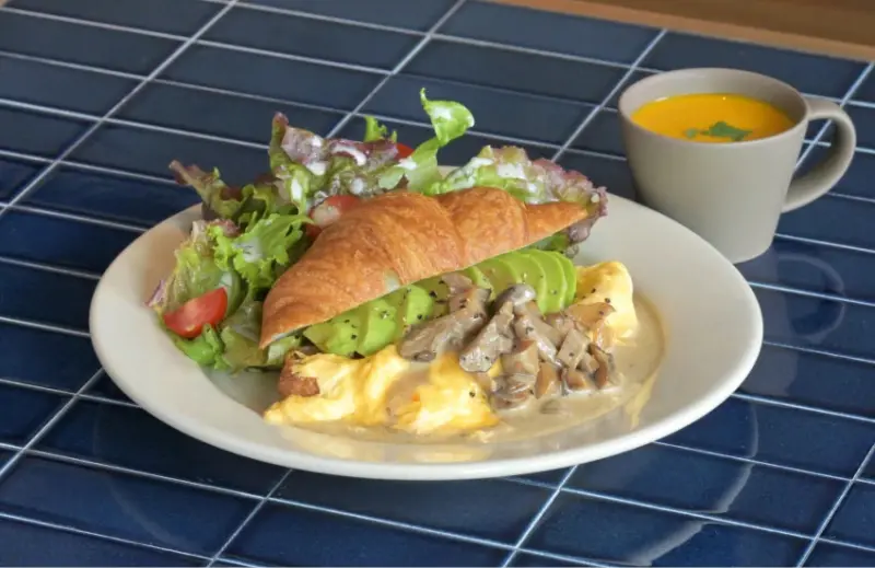 別錯過這間難波的河邊露台咖啡廳，大阪道頓堀川景觀咖啡廳「UNREAL」 全新開幕，生貝果不容錯過。