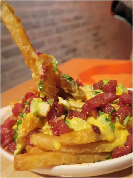 台北 捷運忠孝敦化站 YumYum Deli~熱量破表。中西擦撞的好味火花