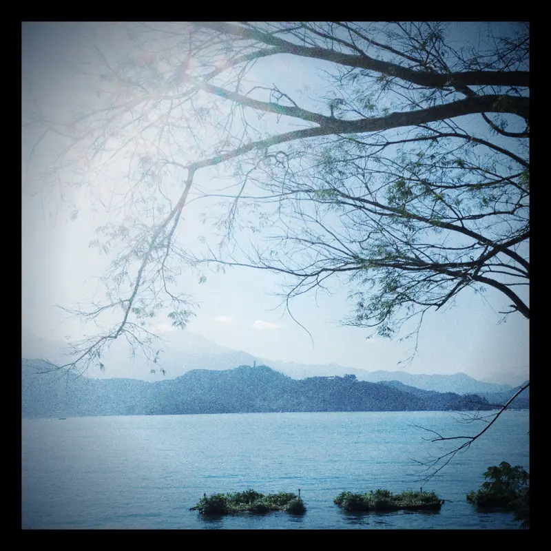 一池潭清澈 如日月明光