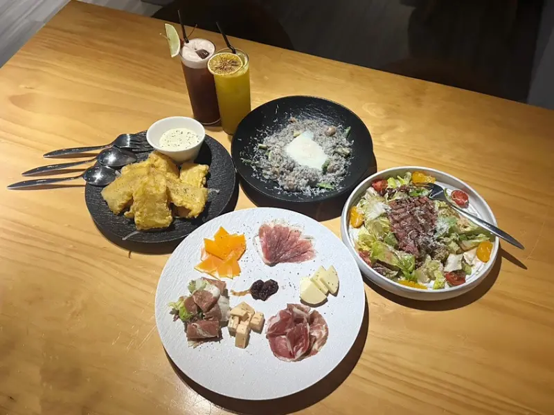 台北巷弄美食「東區餐酒館」凨餐酒 Fong Bar & Kitchen，忠孝敦化聚餐酒館，國父紀念館聚餐推薦，大安區異國美食，特色調酒！台北巷弄美食