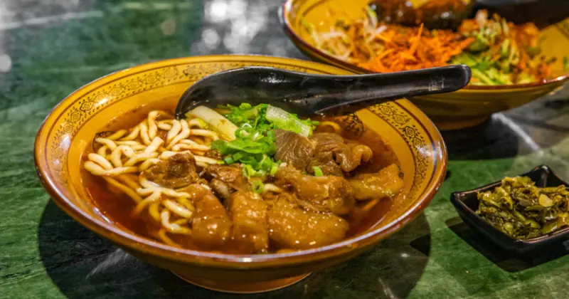 花蓮必吃，六里屯牛肉麵炸醬麵都推，在地經營70年老店。