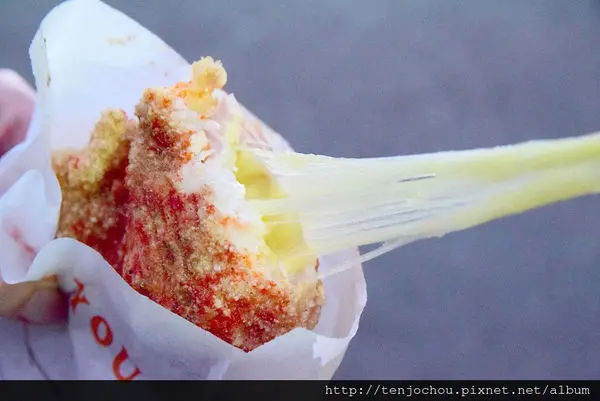 花花，甲飽沒【台北食記】轟炸雞排 超犯規!爆漿起司牽絲到外太空!