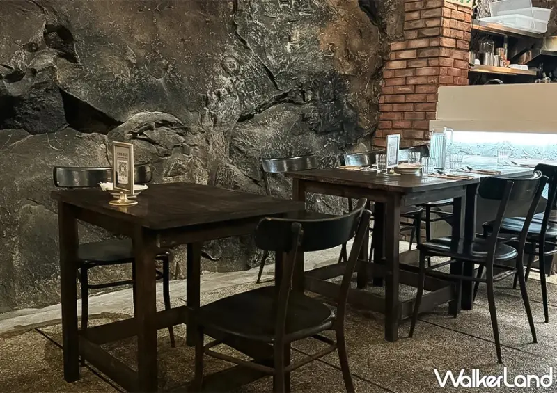 基隆正濱漁港美食推薦！河豚很多 在防空洞裡面吃飯，義大利麵、窯烤披薩都有。