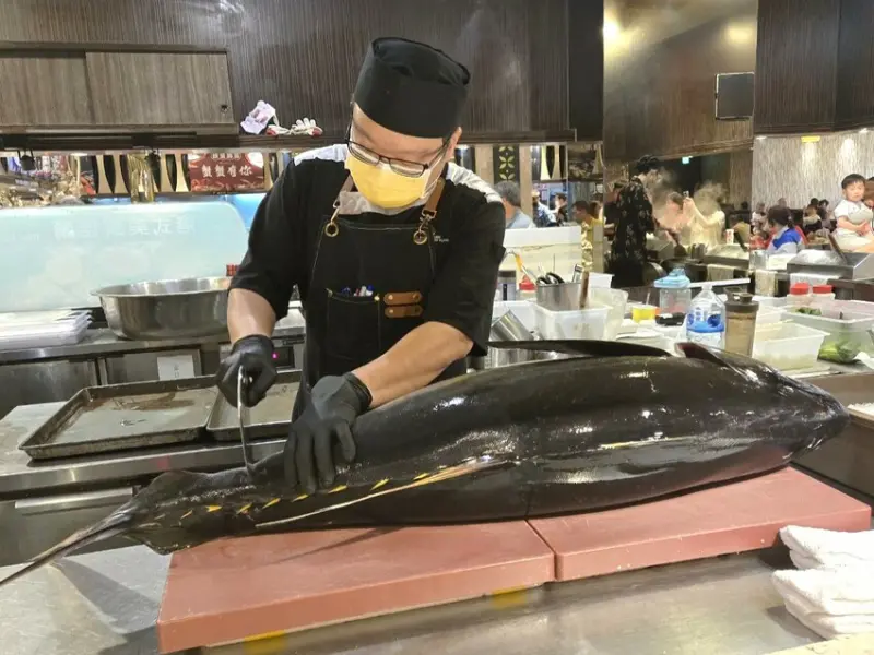 台中市南屯區潮港城太陽百匯Buffet｜鮪魚季開跑啦！平日限定鮪魚分切秀！台中老牌吃到飽全新大改版！新鮮大鮪魚從漁港搬到餐廳！平日限定鮪魚分切秀！南屯吃到飽推薦、台中buffet推薦、台中吃到飽推薦
