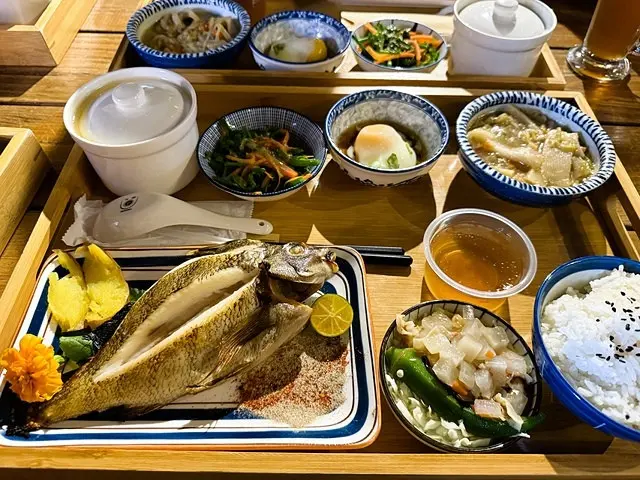 2025在地海味與文青風格的交會，二漁咖啡-鮮魚定食、中興文