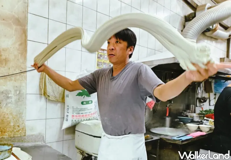 高雄拉麵推薦！姚家蘭州拉麵隱身新興區巷弄，30年真功夫手工現拉麵必吃雪菜辣雞麵。