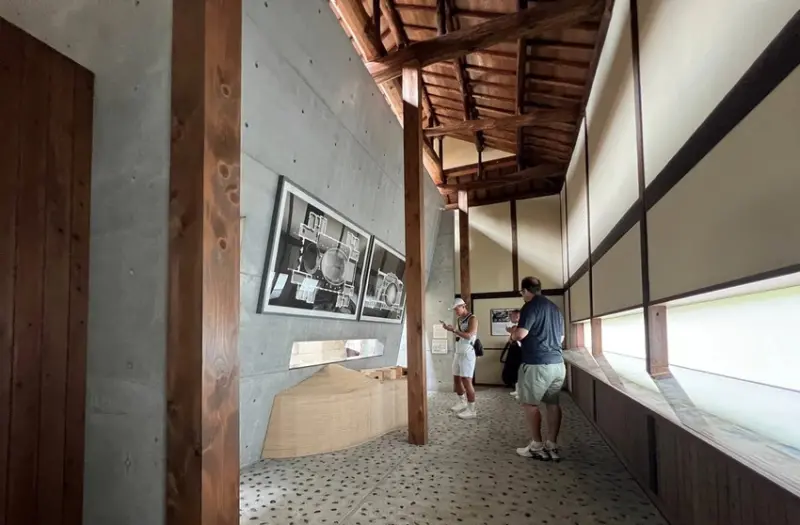 從瀨戶內海直島的一棟百年町家「安藤忠雄博物館」，正式揭開安藤忠雄的建築宇宙。