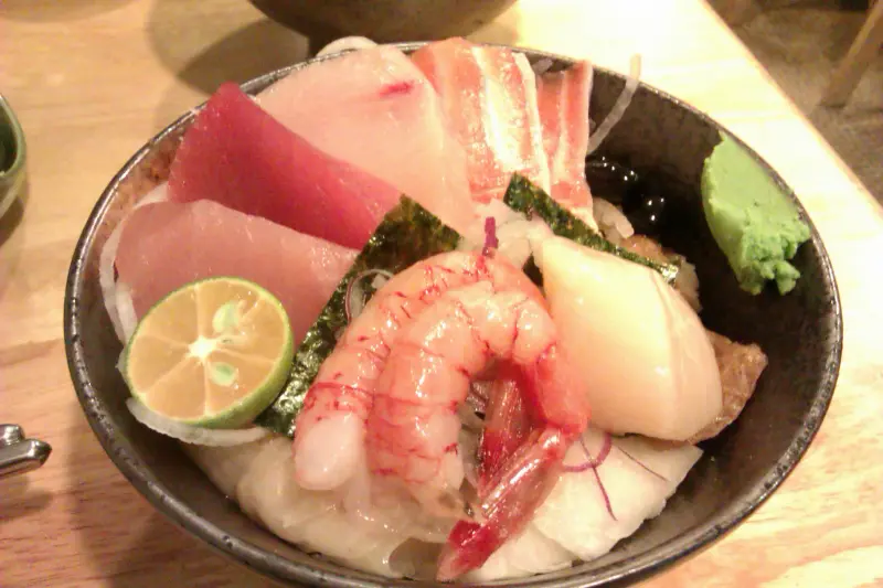 有築地水準的生魚片蓋飯