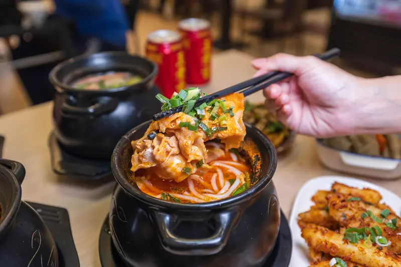 川麵道北平店｜台中正宗四川味罐罐米線，7種特調湯頭獨特泡椒辛香料陶罐燉煮砂鍋，一吃上癮的台中北屯美食推薦